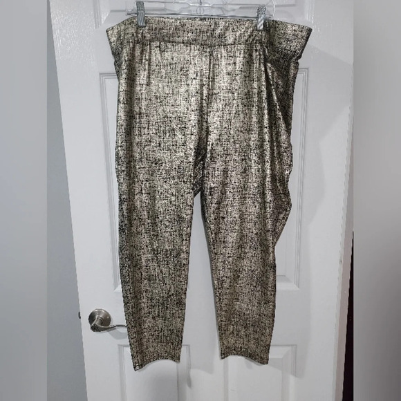 Torrid Metallic Foil Crosshatch Gold Premium Leggings in Size 4 / 26 - Picture 2 of 10
